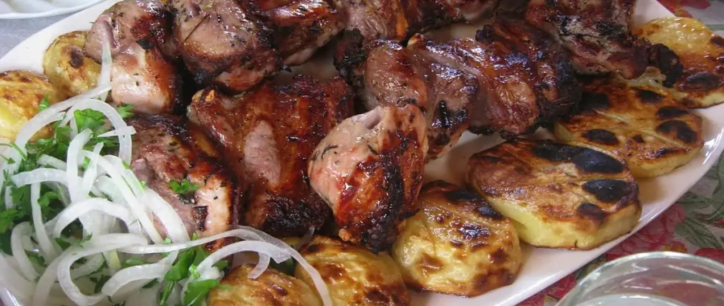 Turkmenistan Cuisine – khorovat (grilled meat) 