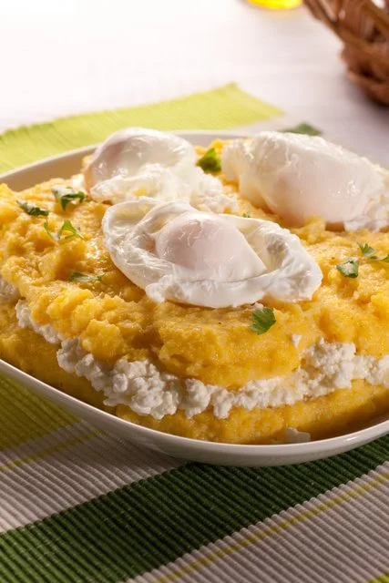 Romanian Recipe – Mămăligă cu Brânză și Smântână (Polenta with Cheese and Sour Cream)