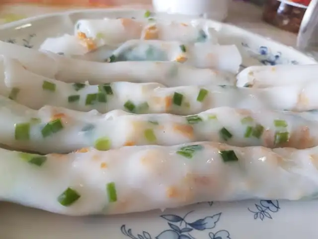 Bacon, dried shrimp & spring onion chee cheong fun rolls