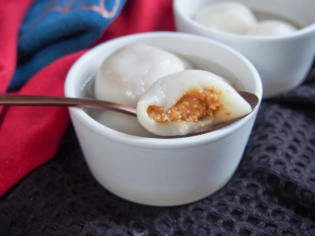 Chinese Desserts - Tangyuan (Sweet Rice Balls with Peanut Butter Filling)
