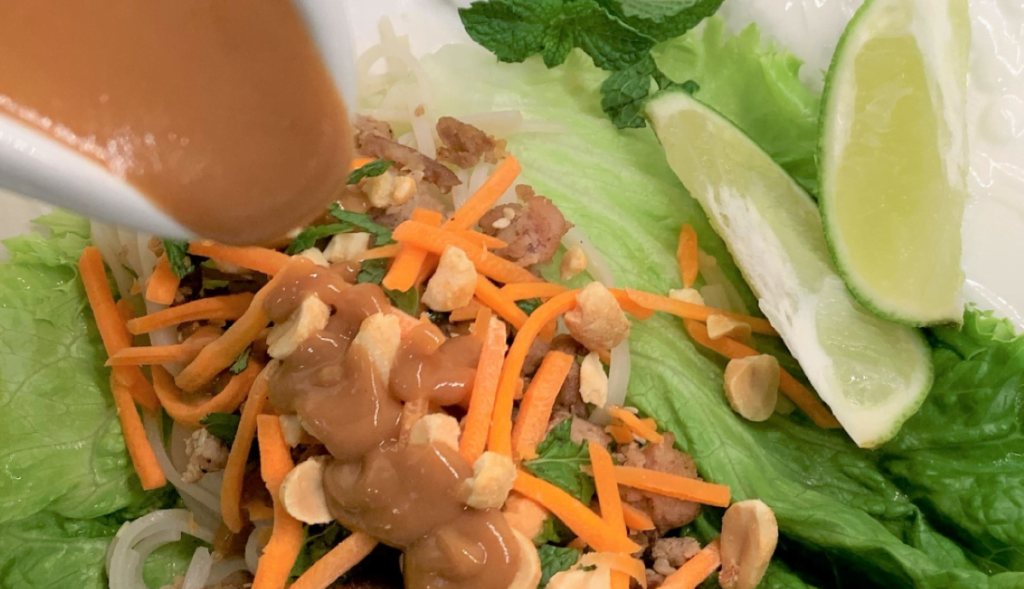 Vietnamese Food - Vietnamese Lettuce Wraps with Peanut Sauce