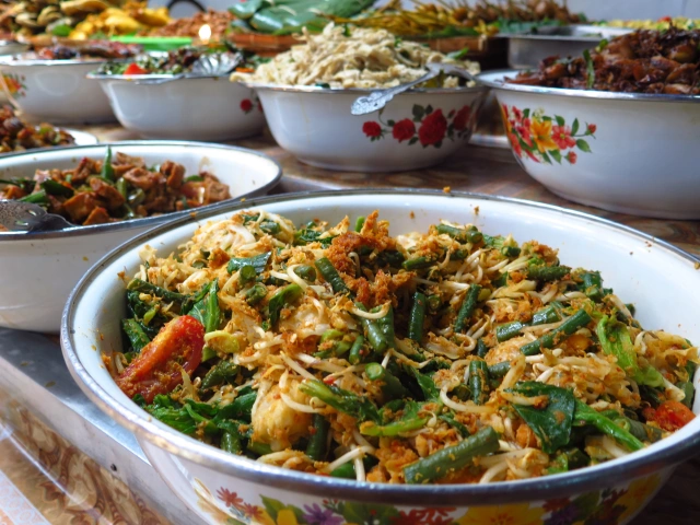 Bruneian food - Lawar (Salad with A Twist)