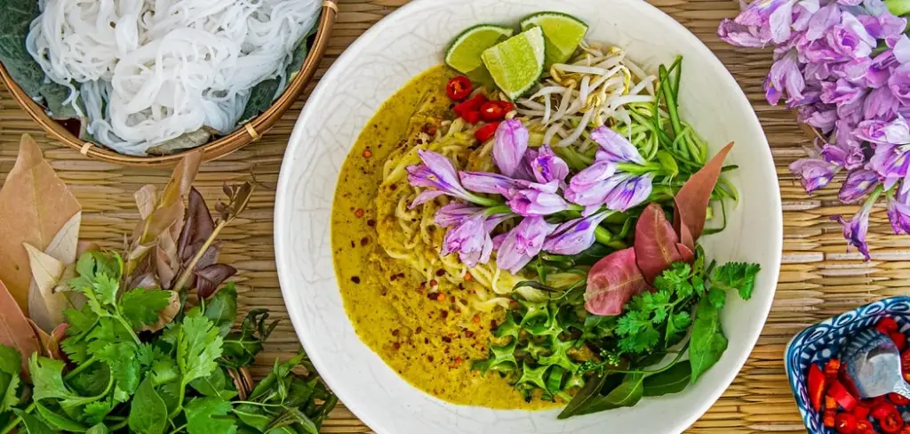 Cambodia Food - Num Banh Chok (Rice Noodle Salad)